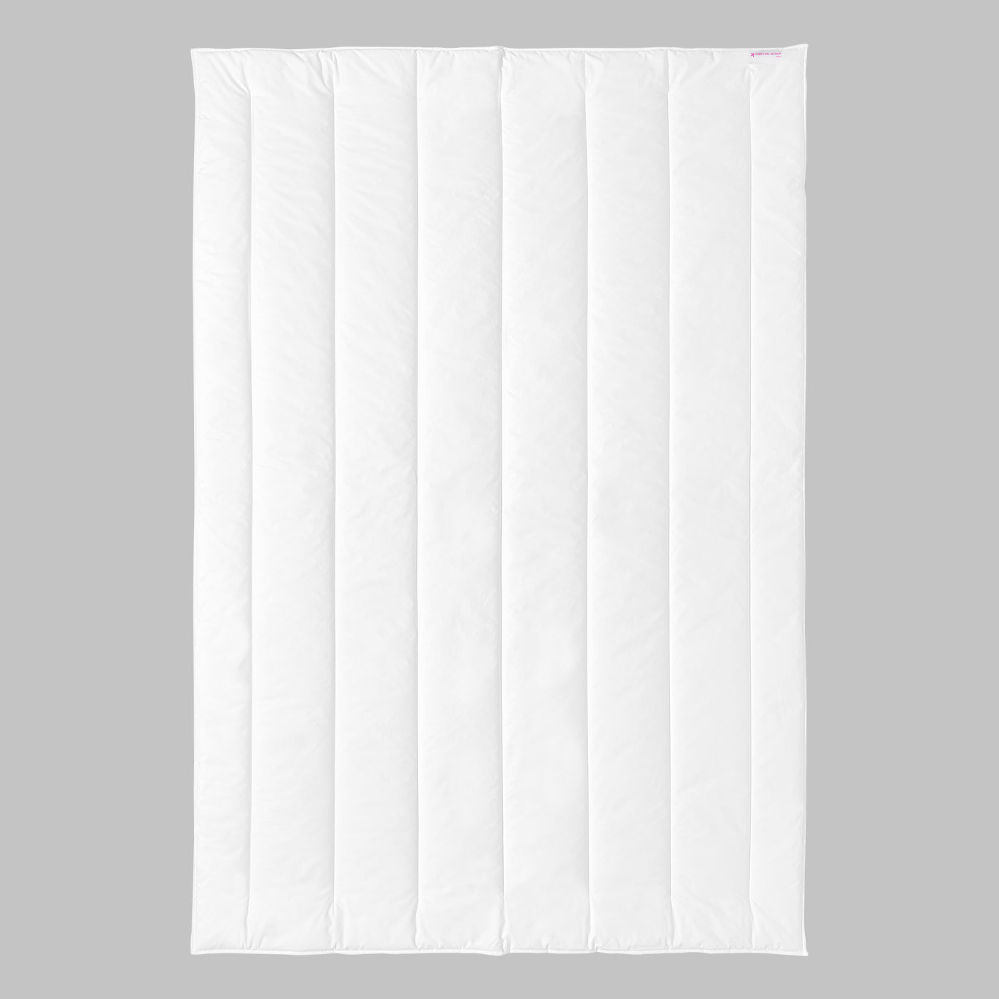 Centa-Star Summer Breeze Sommerdecke – Komplett ausgelegte Bettdecke vor grauem Hintergrund. Weiße, längsgesteppte Bettdecke aus hochwertiger, nachhaltiger Tencel™ Lyocellfaser mit optimaler Feuchtigkeitsregulierung.