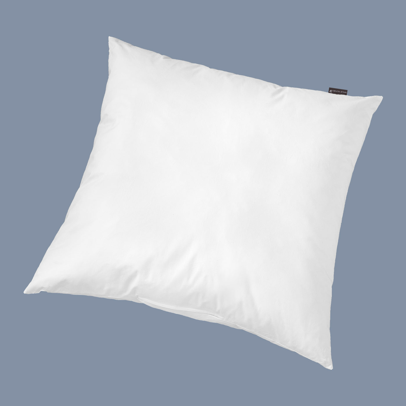Centa-Star Vital Plus Kopfkissen 80x80 cm – schräge Draufsicht auf das Kopfkissen vor hellblauem Hintergrund. Das weiße Kissen mit gesteppter Oberfläche und Marken-Hohlfaserkugeln.