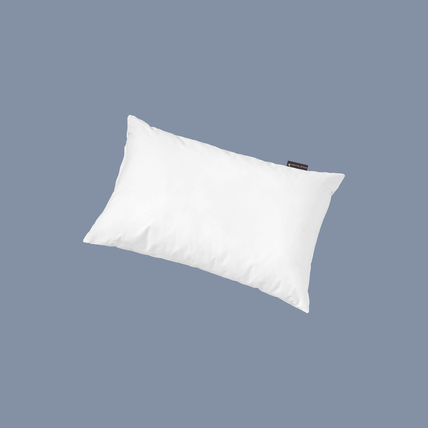 Centa-Star Vital Plus Kopfkissen 40x60 cm – schräge Draufsicht auf das Kopfkissen vor hellblauem Hintergrund. Das weiße Kissen mit gesteppter Oberfläche und Marken-Hohlfaserkugeln.
