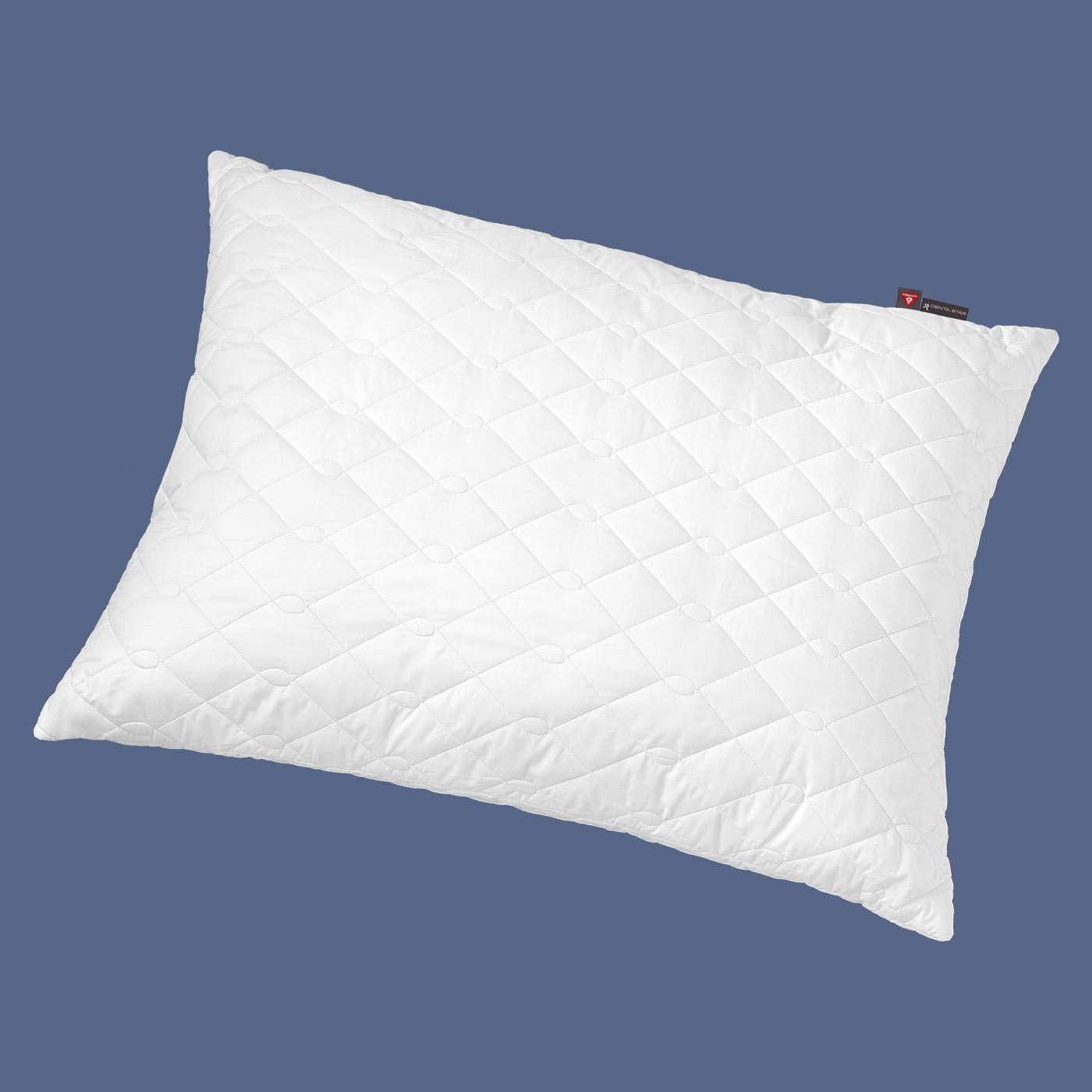 Centa-Star Royal Kopfkissen 70x90 cm, Härtegrad variabel – schräge Draufsicht auf das Kopfkissen vor blauem Hintergrund. Das weiße Kissen mit atmungsaktiver PrimaLoft-Bio-Kugelfaserfüllung.