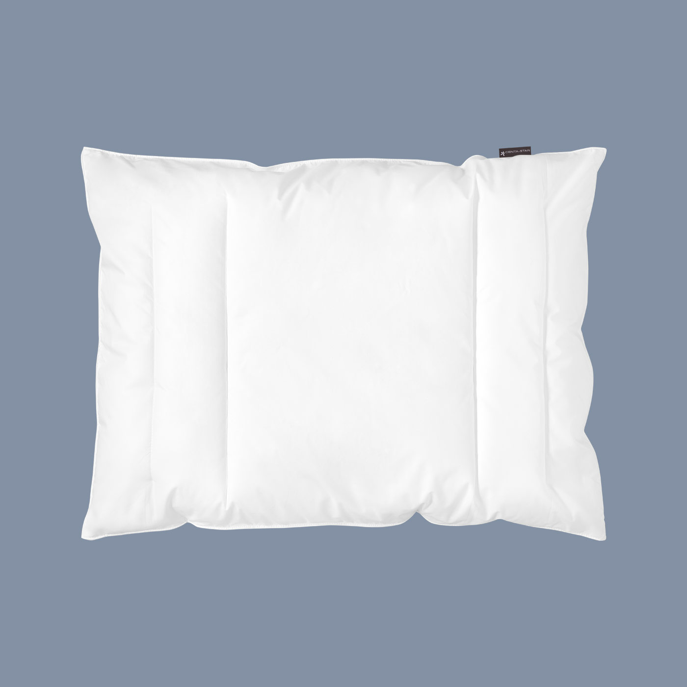 Centa-Star Vital waschmich light Kopfkissen 60x80 cm – Draufsicht auf das Kopfkissen vor hellblauem Hintergrund. Das weiße Kissen mit gesteppter Oberfläche und TREVIRA-Superloft-Plus-Endloshohlfaser.